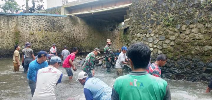 Karya Bakti Membuat Tanggul Wangan Aji Atasi Kekeringan Memasuki Musim Kemarau